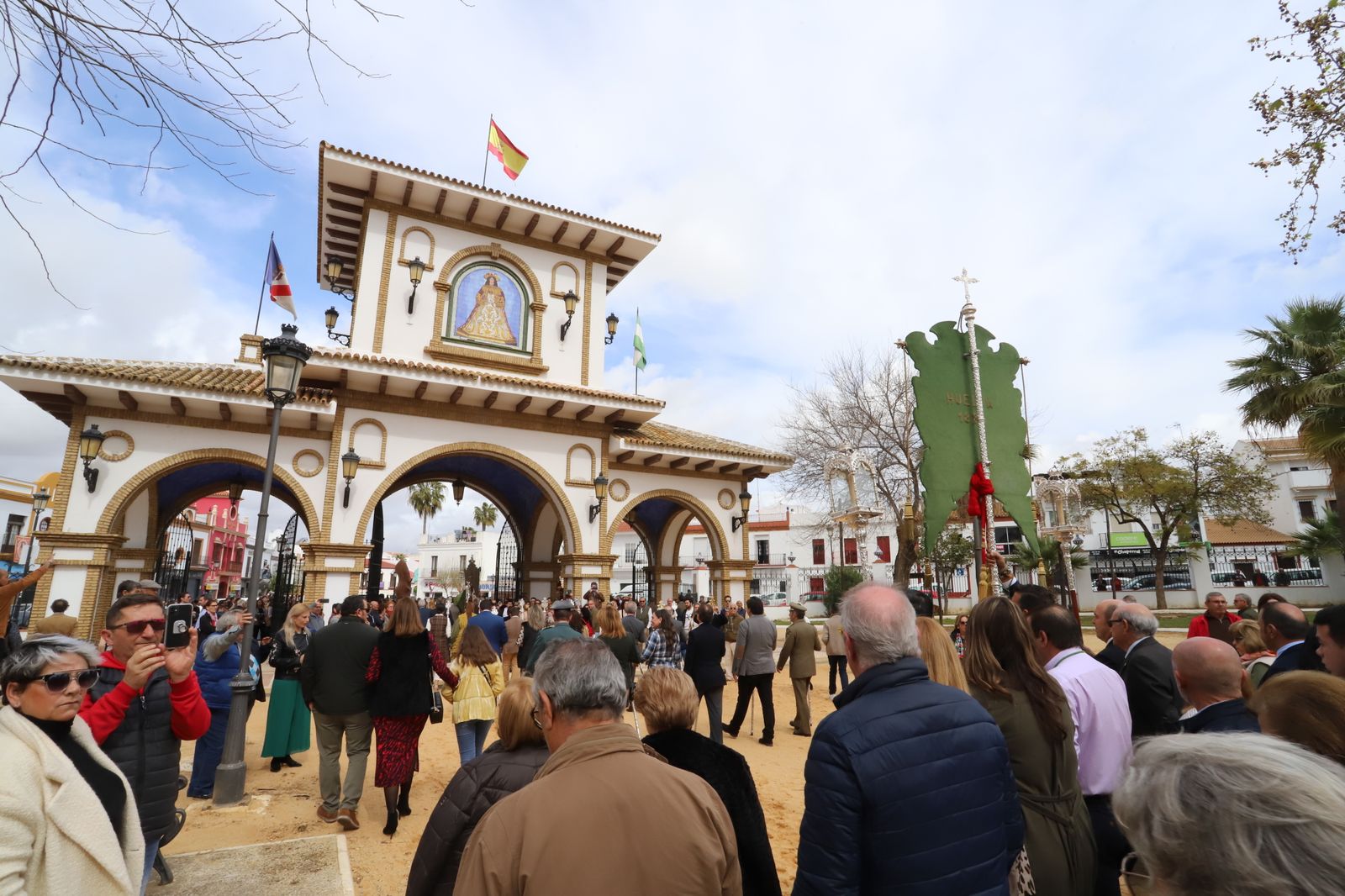 Imágenes de la misa de la Hermandad del Rocío de Huelva ante la Virgen del Rocío