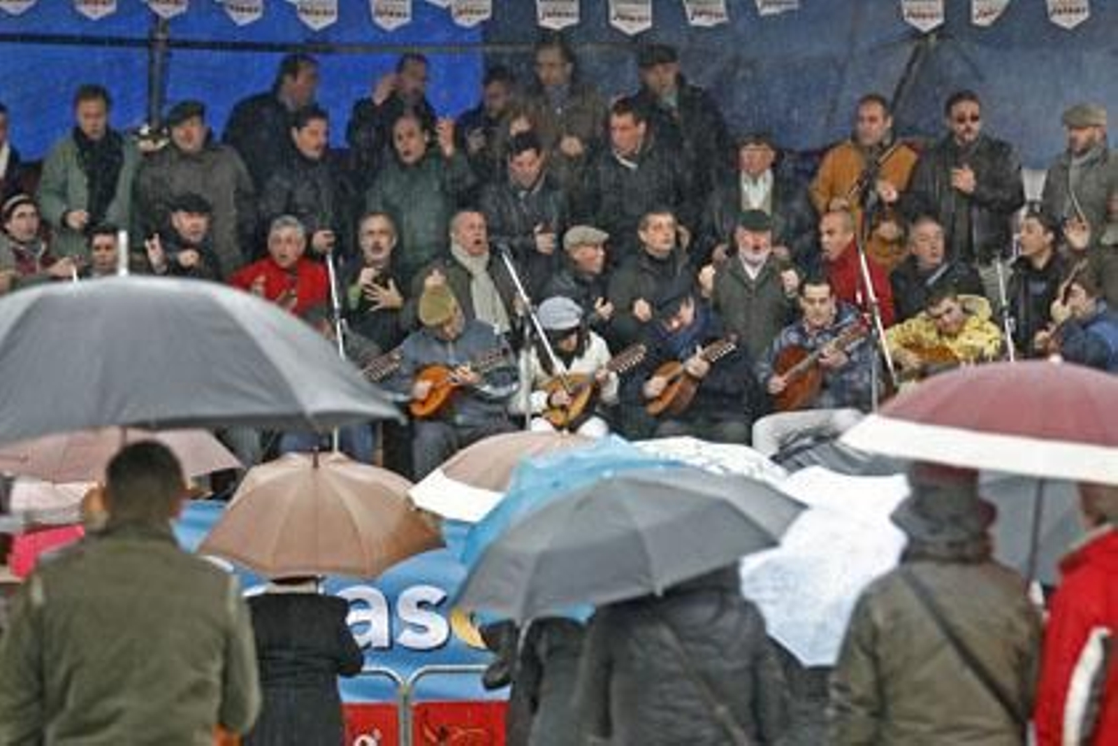 La lluvia no impidió que la ostionada siguiera adelante, actuaciones incluidas, pero sí propició la estampa de la Plaza de San Antonio casi vacía

Foto: Joaquin Pino