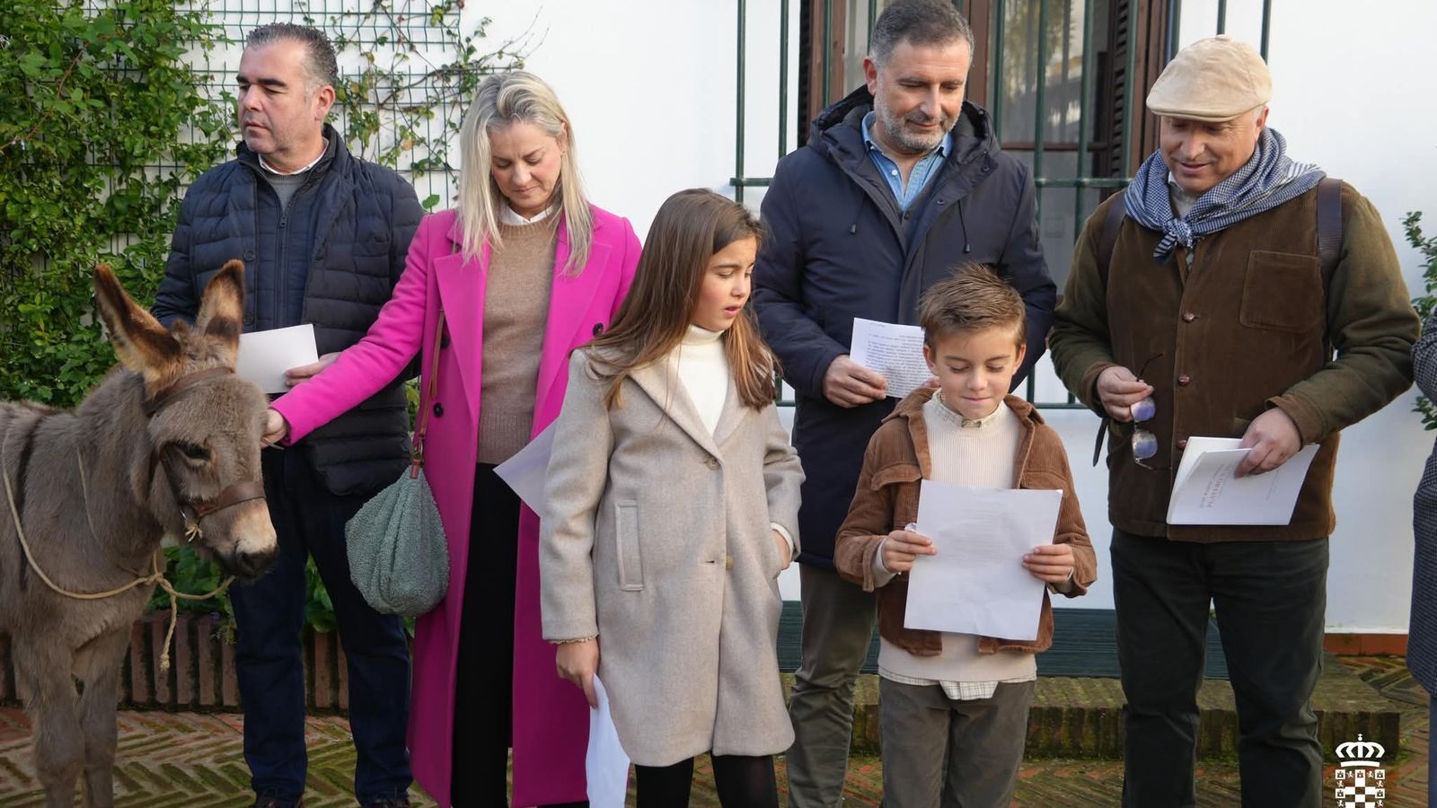 Niños con el alcalde de Moguer.