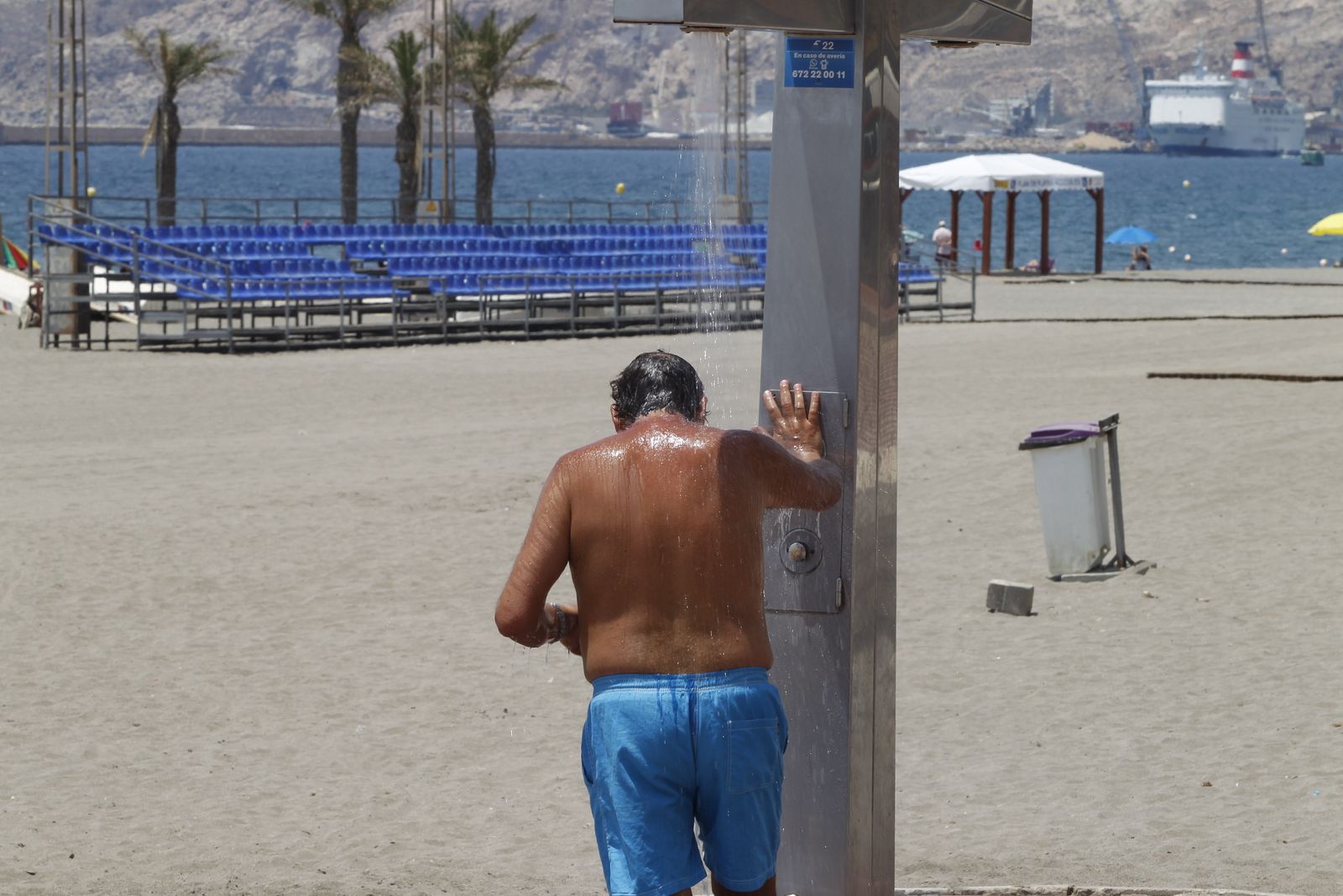 Refrescarse en la playa, una de las soluciones a la ola de calor