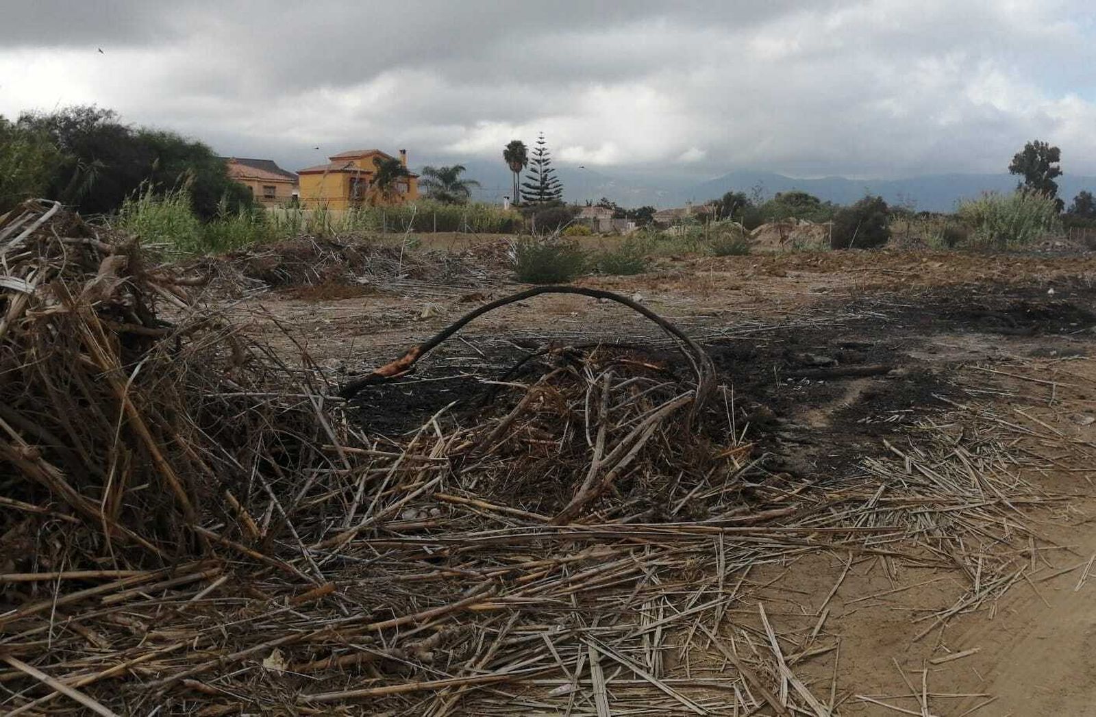 Escombros quemados en un solar de la calle Cabo Lastre, en Algeciras.