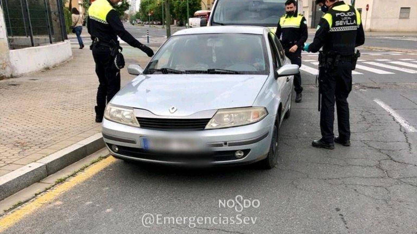 El vehículo con cinco ocupantes detectado en la glorieta de San Lázaro.