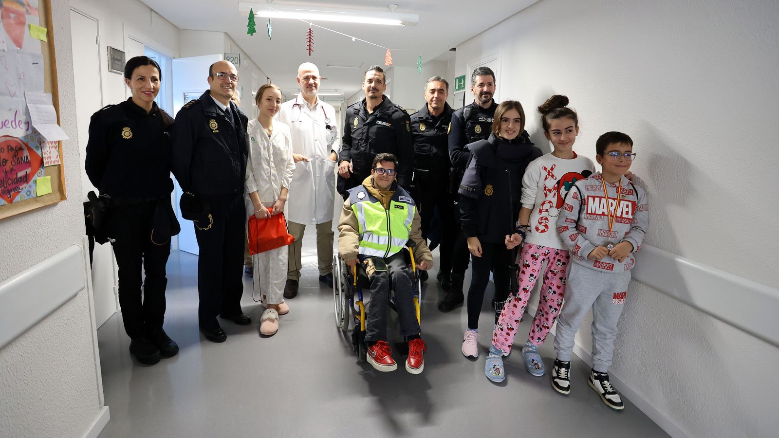 La Policía Nacional de Jerez con los niñ@s hospitalizados en el Hospital Universitario