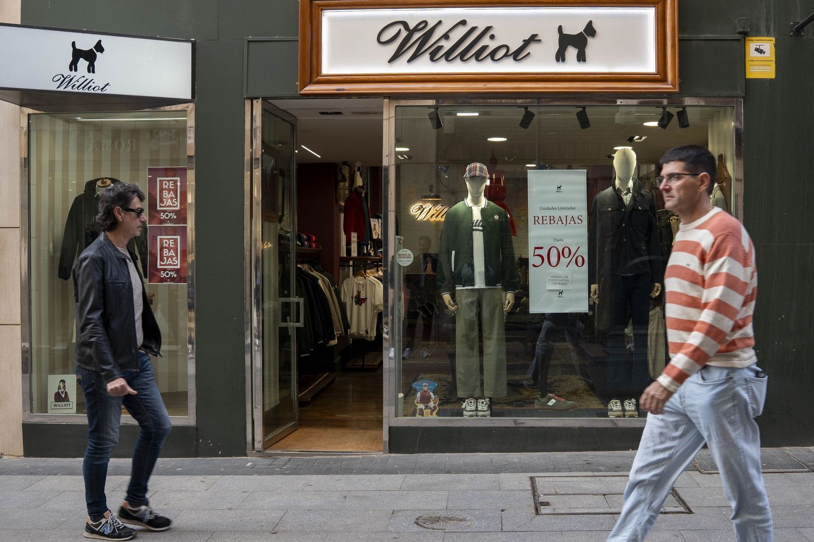 El comienzo de la campaña de rebajas en Almería, en imágenes