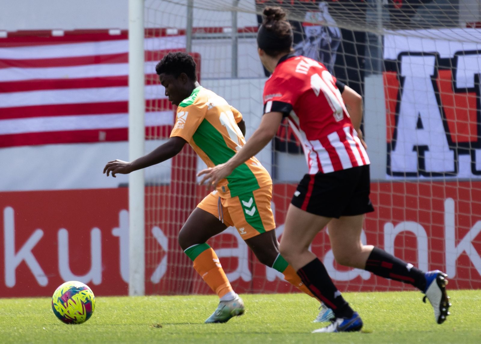 Asantewaa, durante el partido disputado en Lezama.