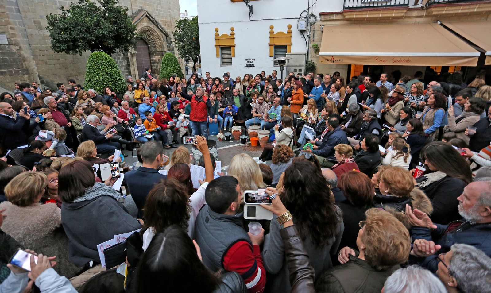 Una imagen de una zambomba en la Plaza Plateros.