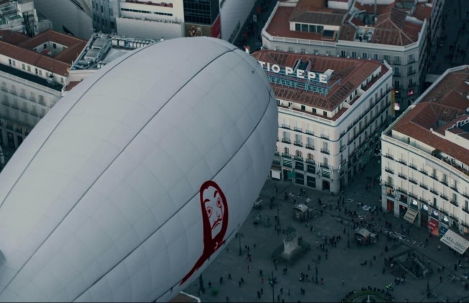 Este es el momento de la tercera temporada de 'La casa de papel' en el que el dirigible sobrevuela la Puerta del Sol y el luminoso de Tío Pepe.
