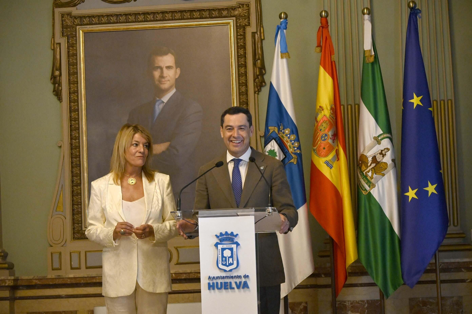 Visita de Juanma Moreno al Ayuntamiento de Huelva, en Imágenes