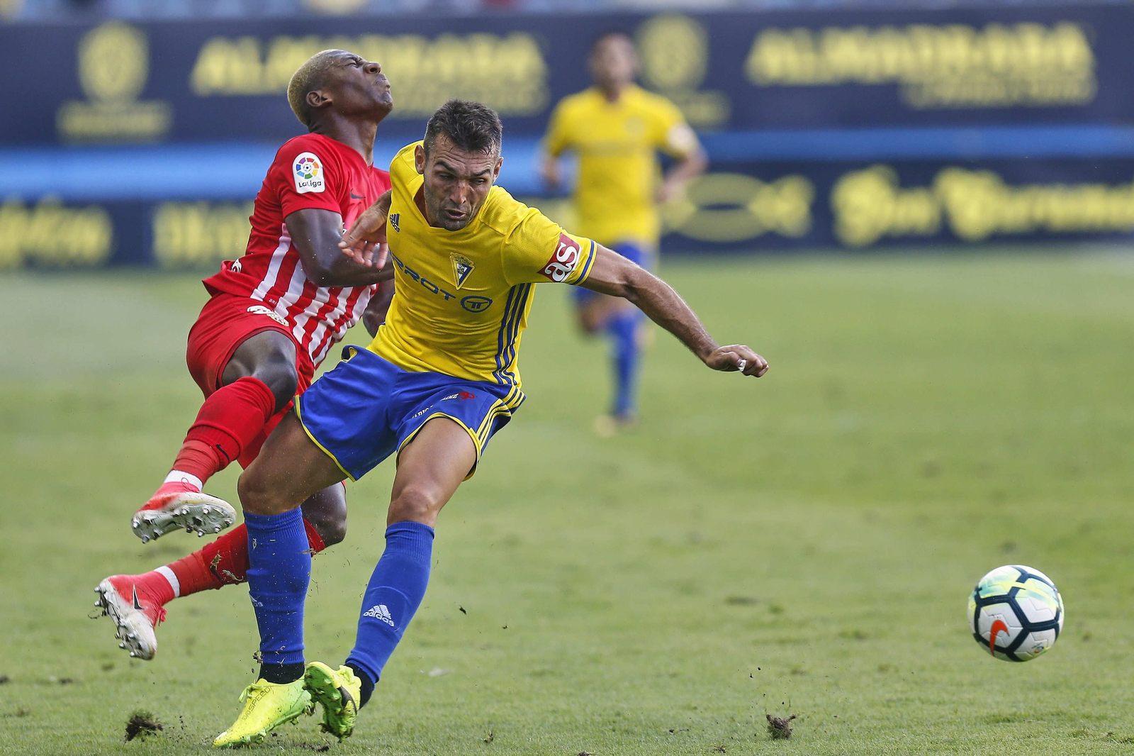 David Barral, en plena pugna con Pervis durante el partido de Copa contra el Almería.
