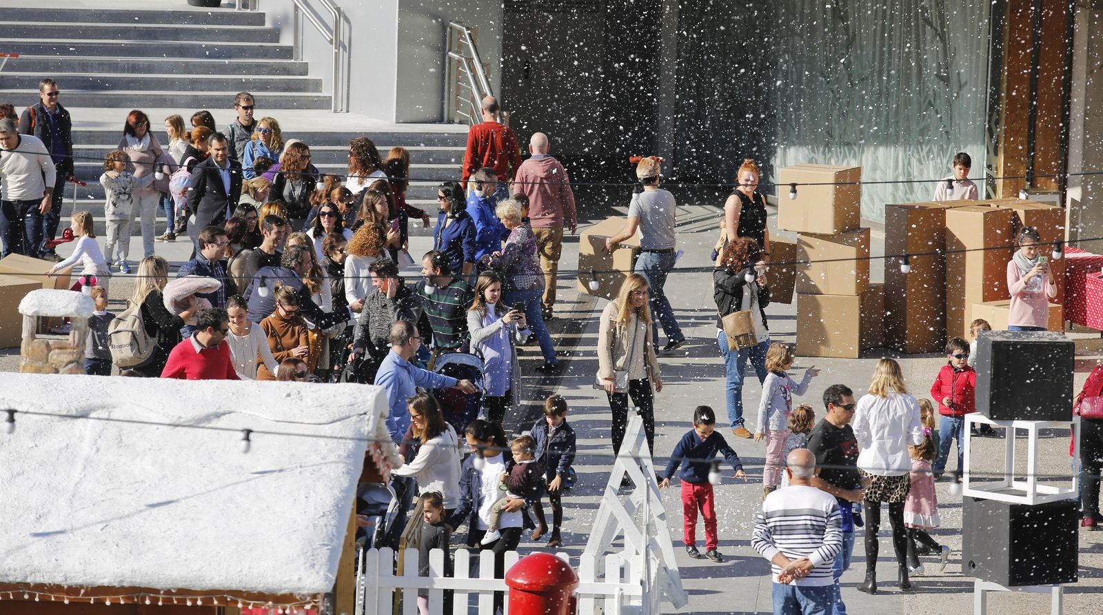 Decenas de personas pasean por el muelle uno.