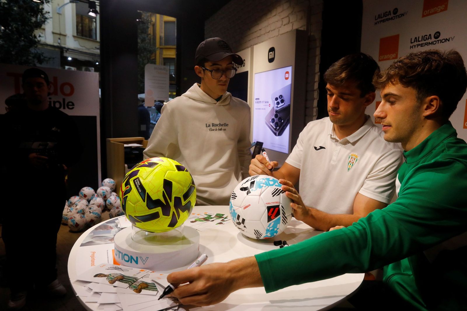 Las mejores fotos de la exitosa firma de autógrafos del Córdoba CF en el centro de la ciudad