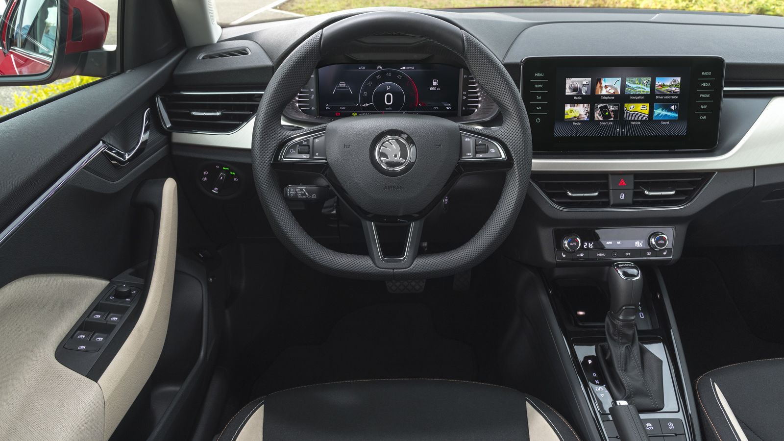 De serie cuenta con una pantalla táctil de 8 pulgadas.