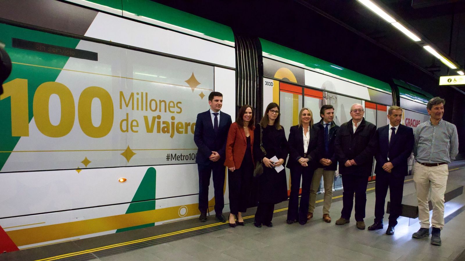 La consejera Rocío Díaz y la alcaldesa Marifrán Carazo entregan un bono con viajes ilimitados durante un año al viajero número 100 millones.