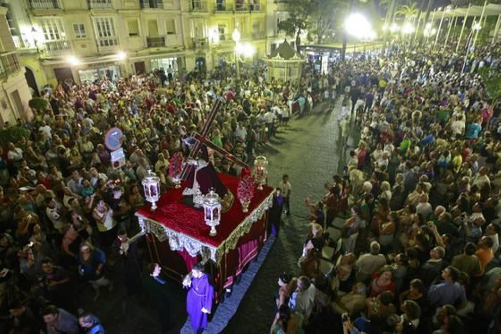 Miles de personas abarrotan las calles de la capital para disfrutar de la  magna de pasos con motivo de la JMJ. Participaron 15 cofradías de la diócesis./Fotos:Julio González

Foto: Julio Gonzalez