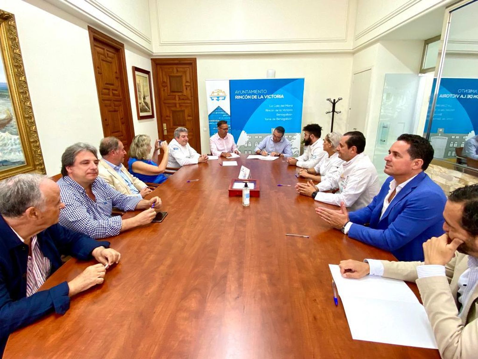 Los representantes de las entidades gastronómicas junto con el alcalde del Rincón de la Victoria, Francisco Salado, durante la firma del convenio.