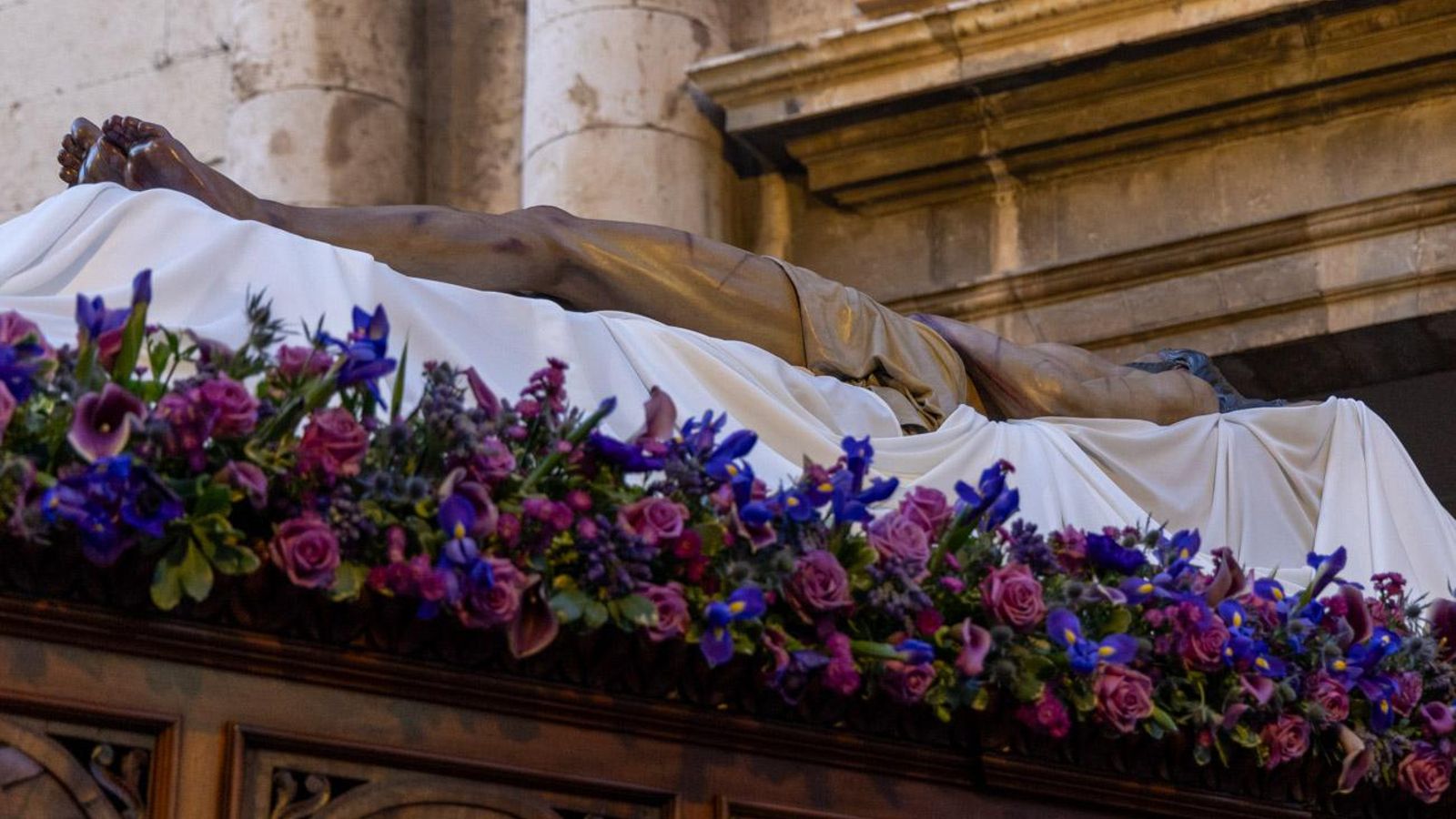 Luto y duelo en la noche del Viernes Santo, en imágenes