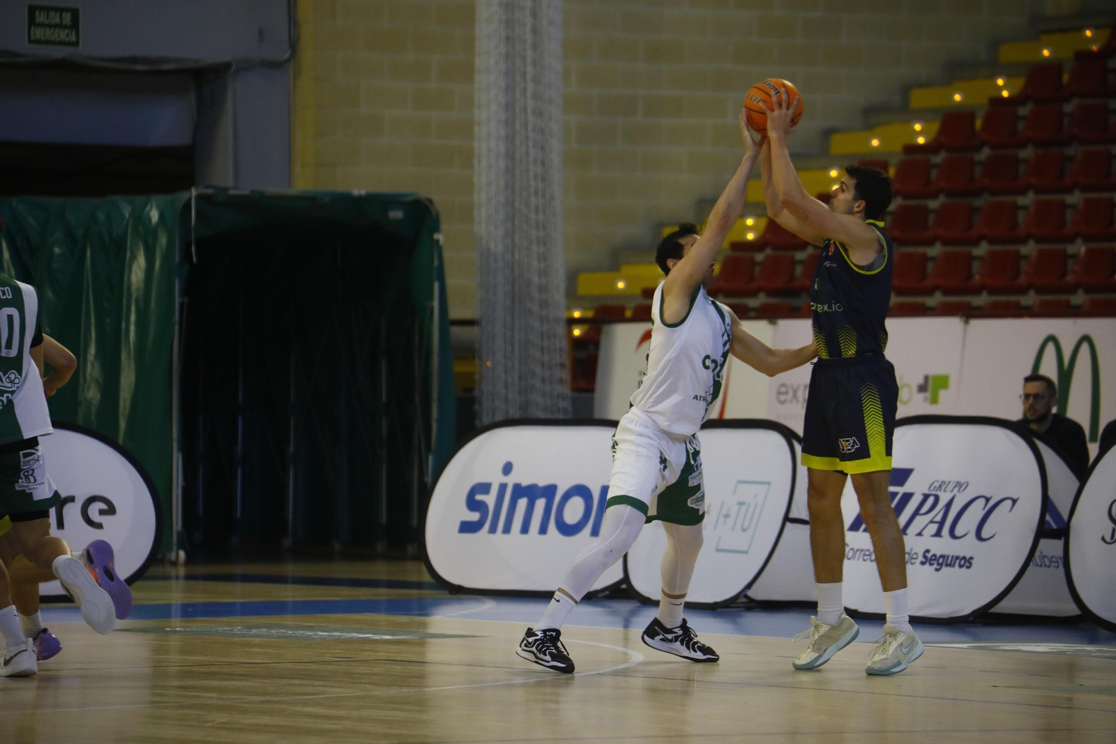 Las mejores fotos del ambiente en Vista Alegre para el Coto Córdoba - UDEA Algeciras