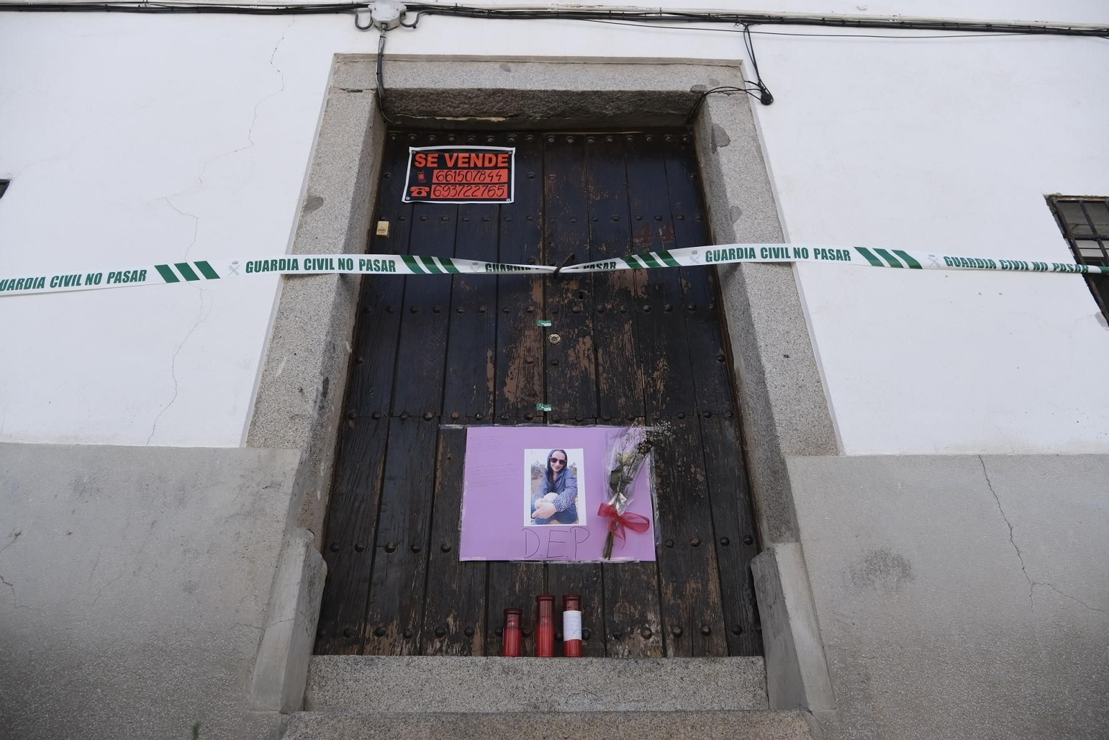 Puerta de la vivienda donde se cometió el crimen machista de Pozoblanco. Puerta de la vivienda donde se cometió el crimen machista de Pozoblanco.