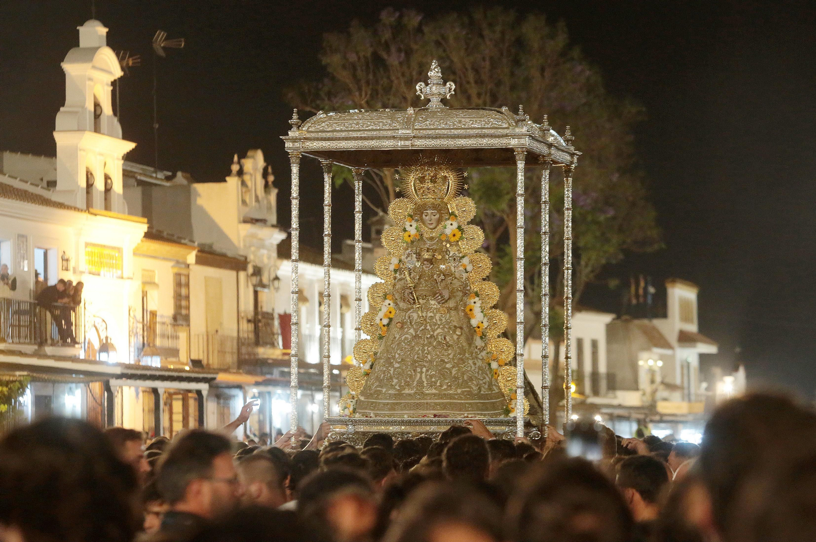 El Rocío 2023: Salto a la reja y procesión de la Virgen del Rocío en imágenes