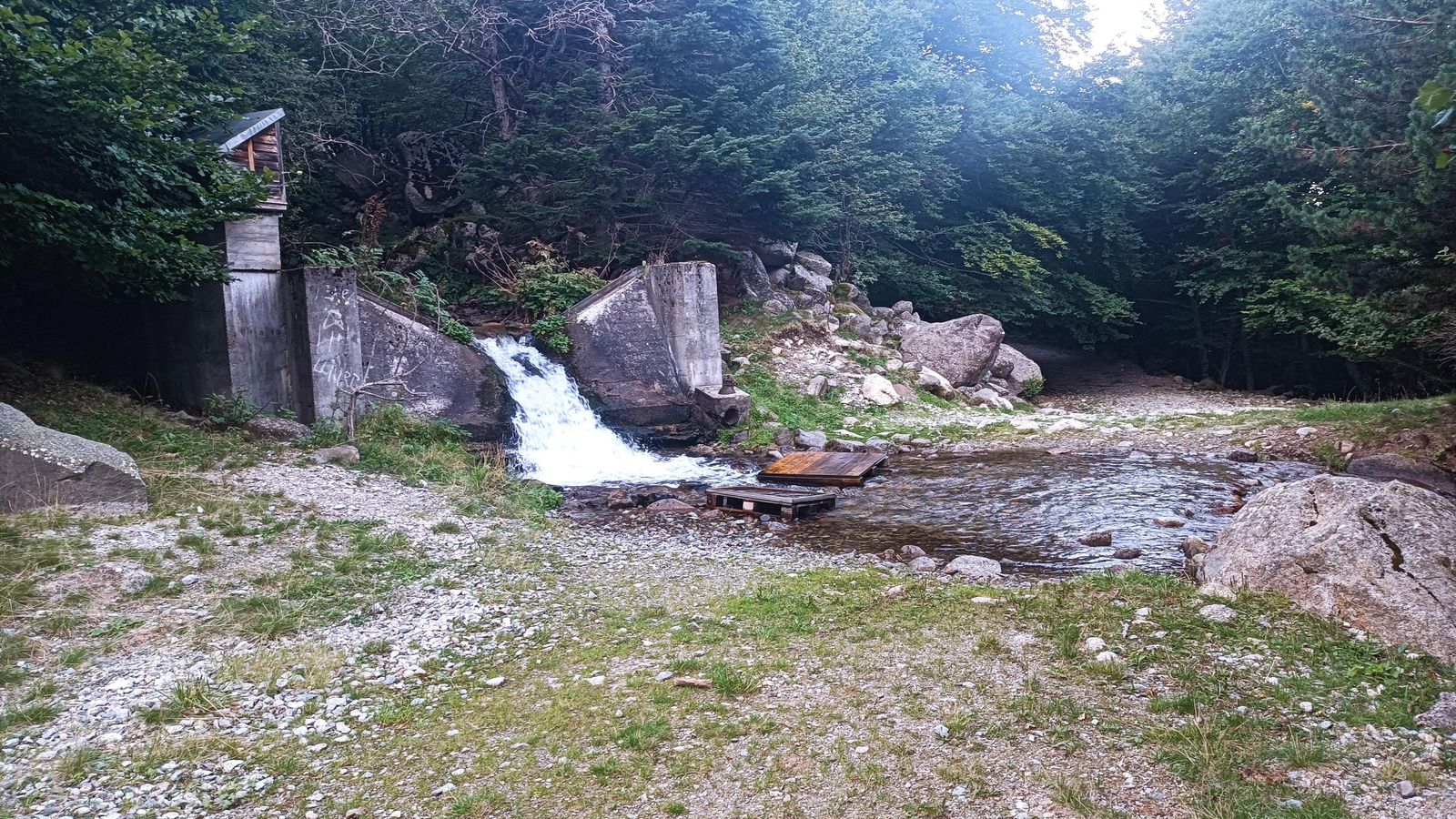 Hay que cruzar algunos arroyos por tablas más o menos improvisadas.