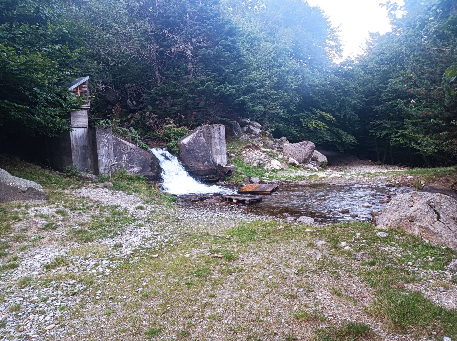 Hay que cruzar algunos arroyos por tablas más o menos improvisadas.
