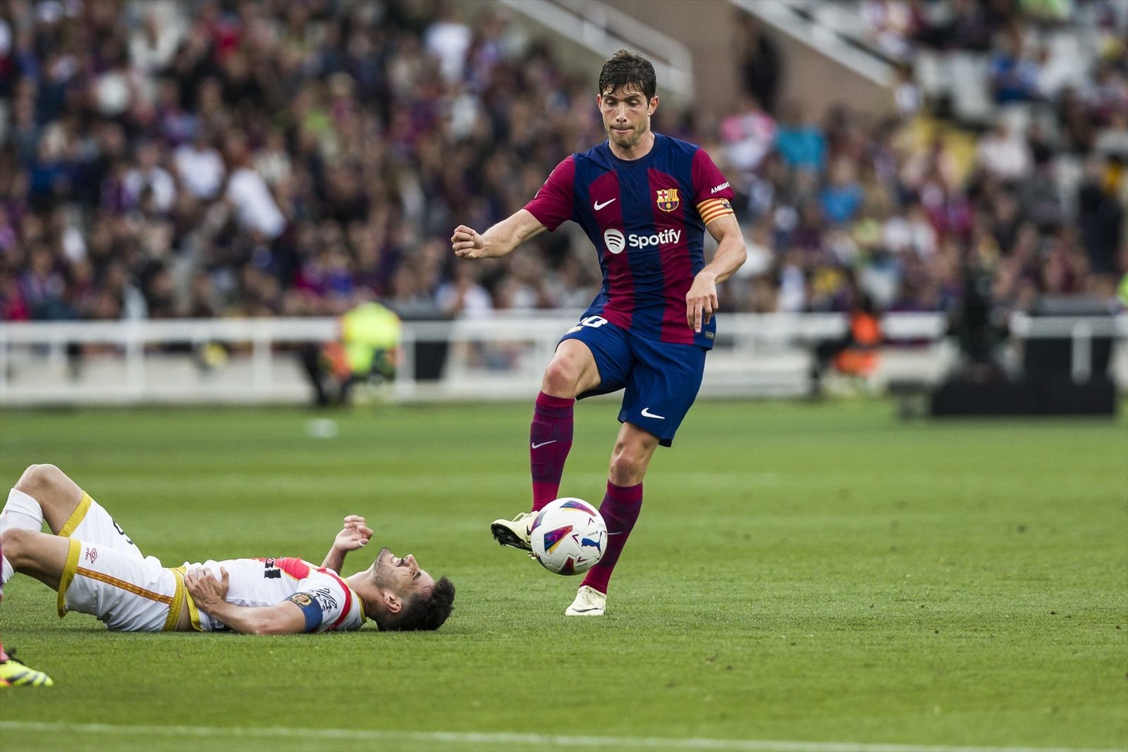 Sergi Roberto lucha un balón en el FC Barcelona-Rayo Vallecano