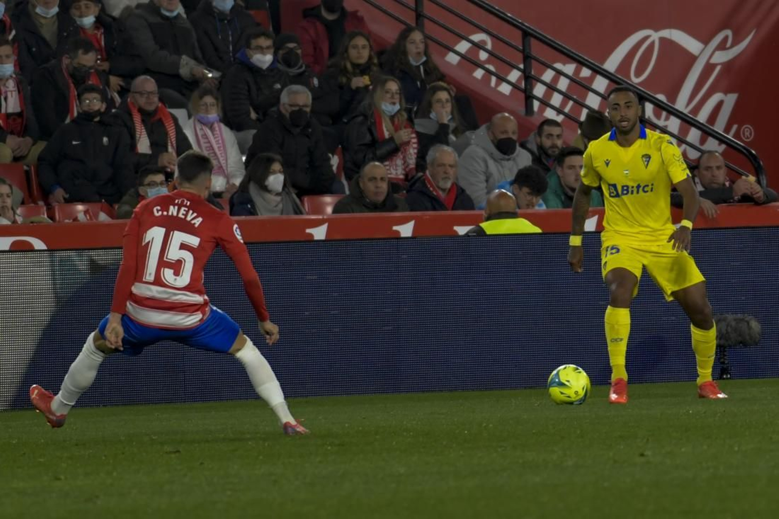 Carlos Neva defiende a Carlos Akapo en el duelo en el que el jugador cadista fue insultado.