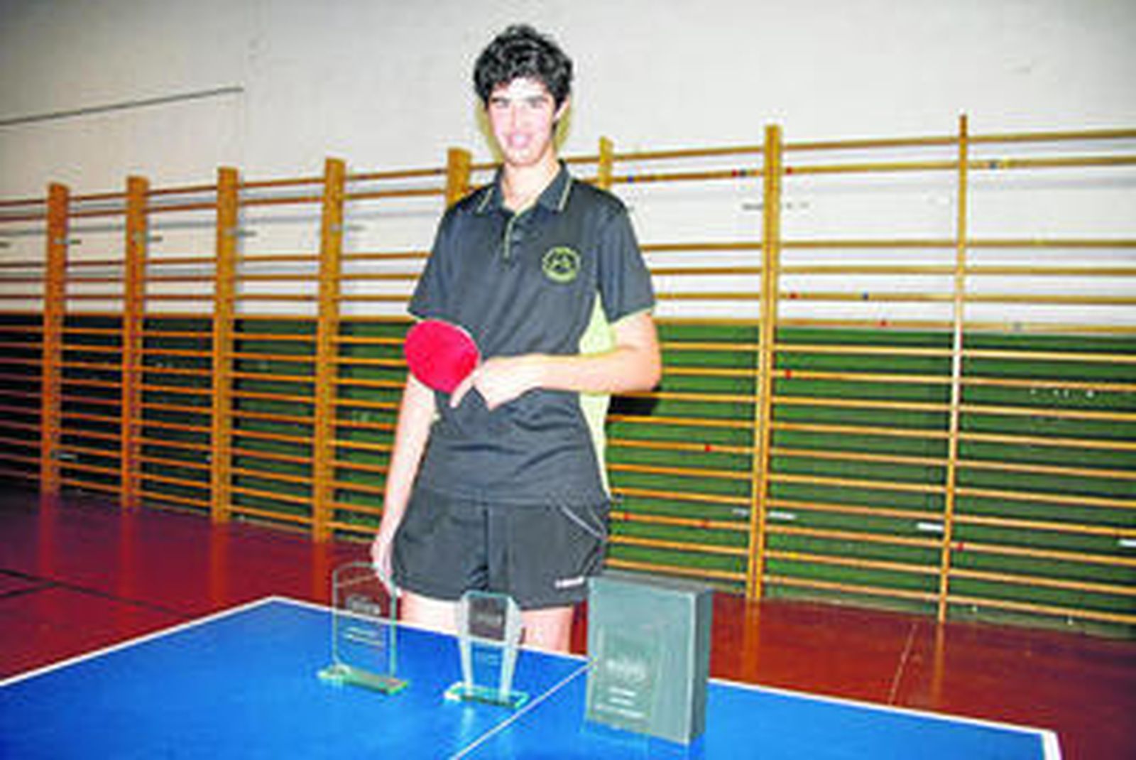 Ceferino Gómez Lomas, Cefe, posa con sus trofeos en el gimnasio del IES Mar de Cádiz.