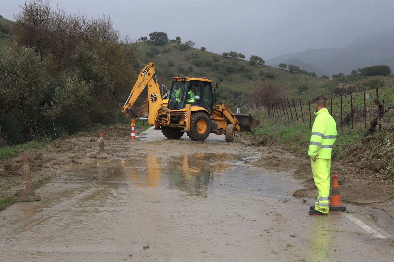 Actuación en una carretera de Grazalema.