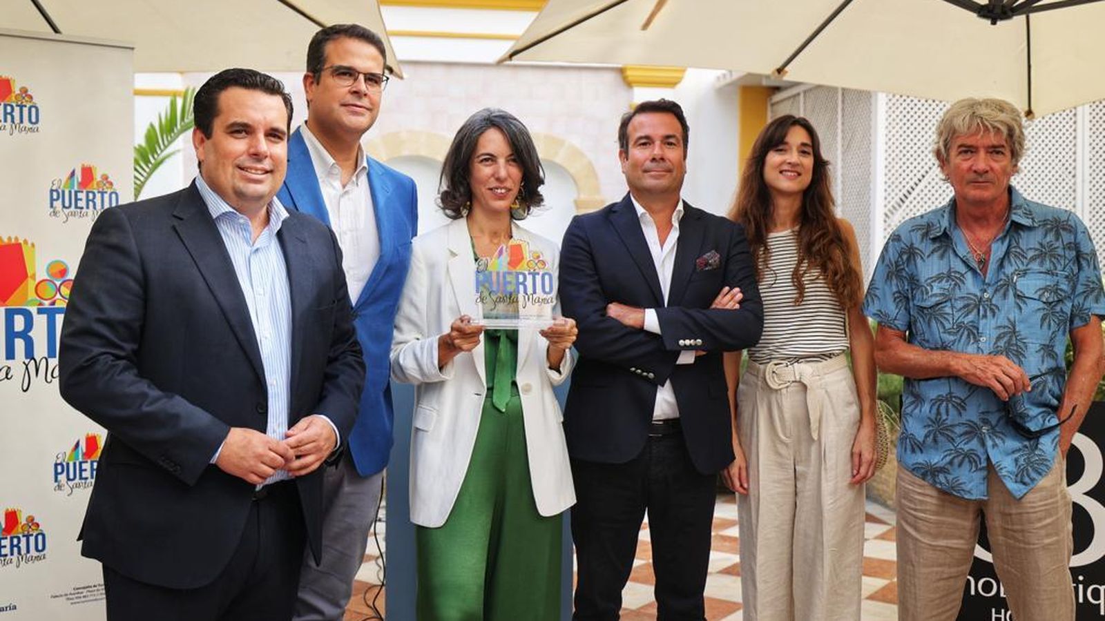 El equipo de Osborne, con el concejal de Turismo y el premio recibido.