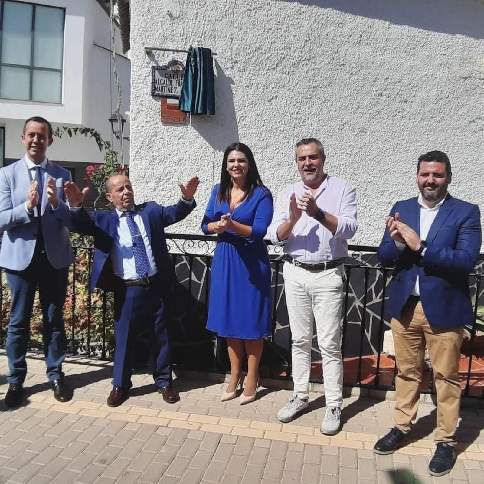 El homenajeado tras inaugurar la calle con su nombre.