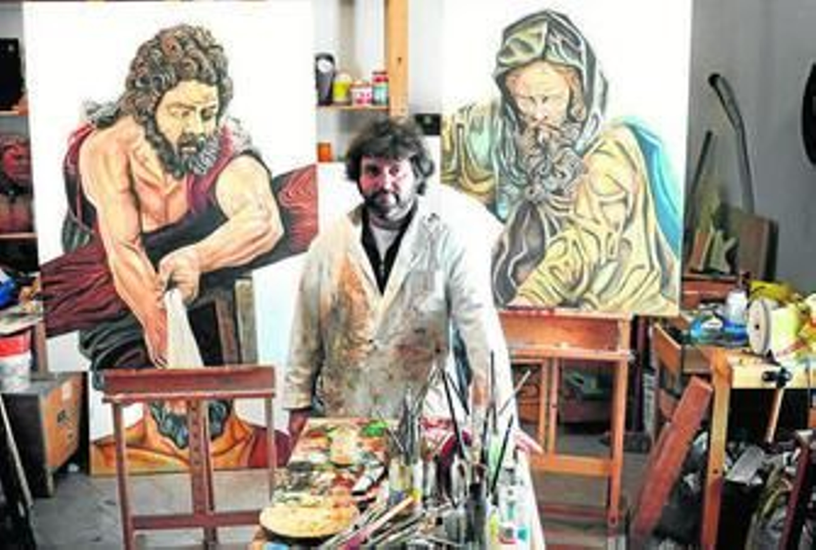 El autor posa en su estudio con algunas de las obras que se podrán ver en 'ArteaDiario'.