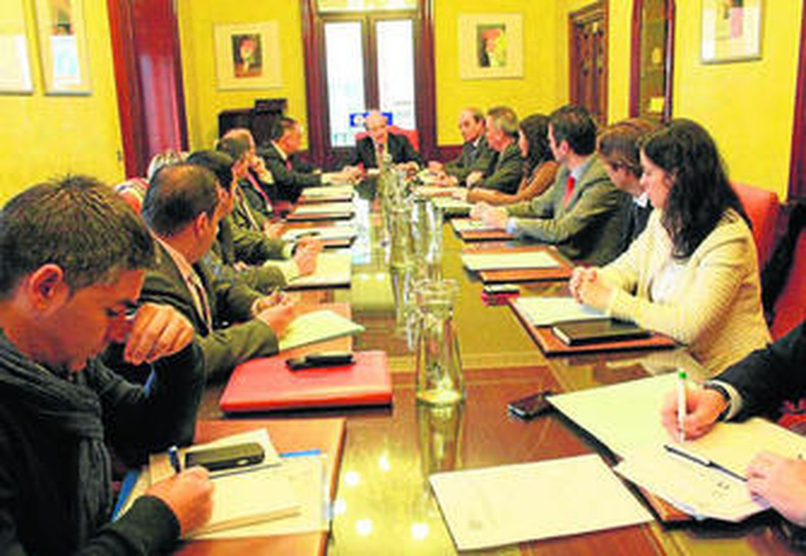 Primera comisión del Foro Local de Crédito, ayer, en el Consistorio onubense.