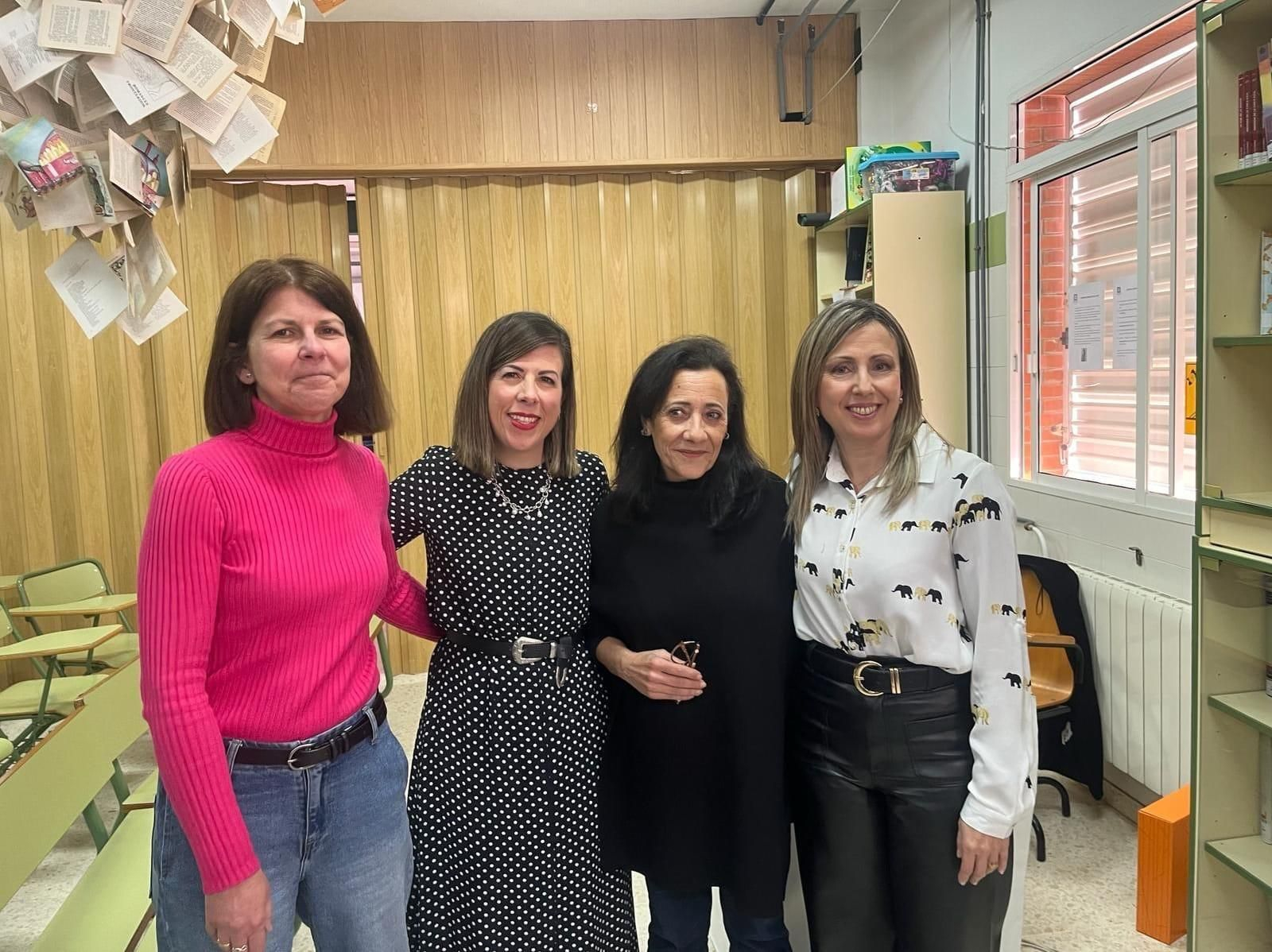 La directora del IES Clara Campoamor, Inés Picón, la profesora de Lengua Lucía Cucala, la escritora Paloma González Rubio, y la profesora de Lengua Mayte Cortijo.
