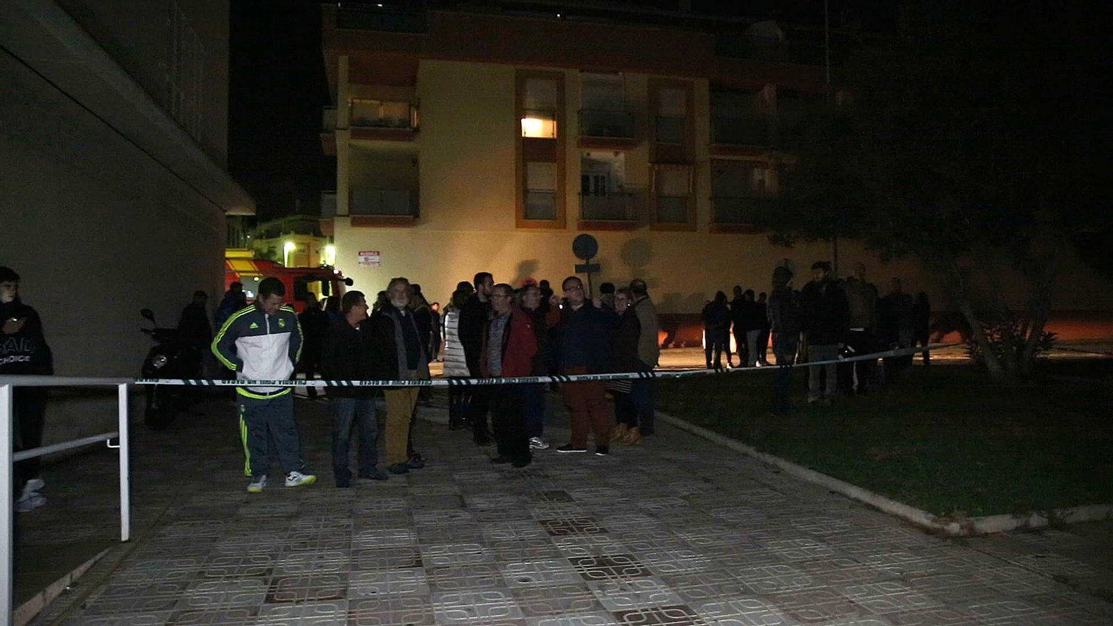 Los vecinos desalojados aguardan en la calle a la extinción del fuego