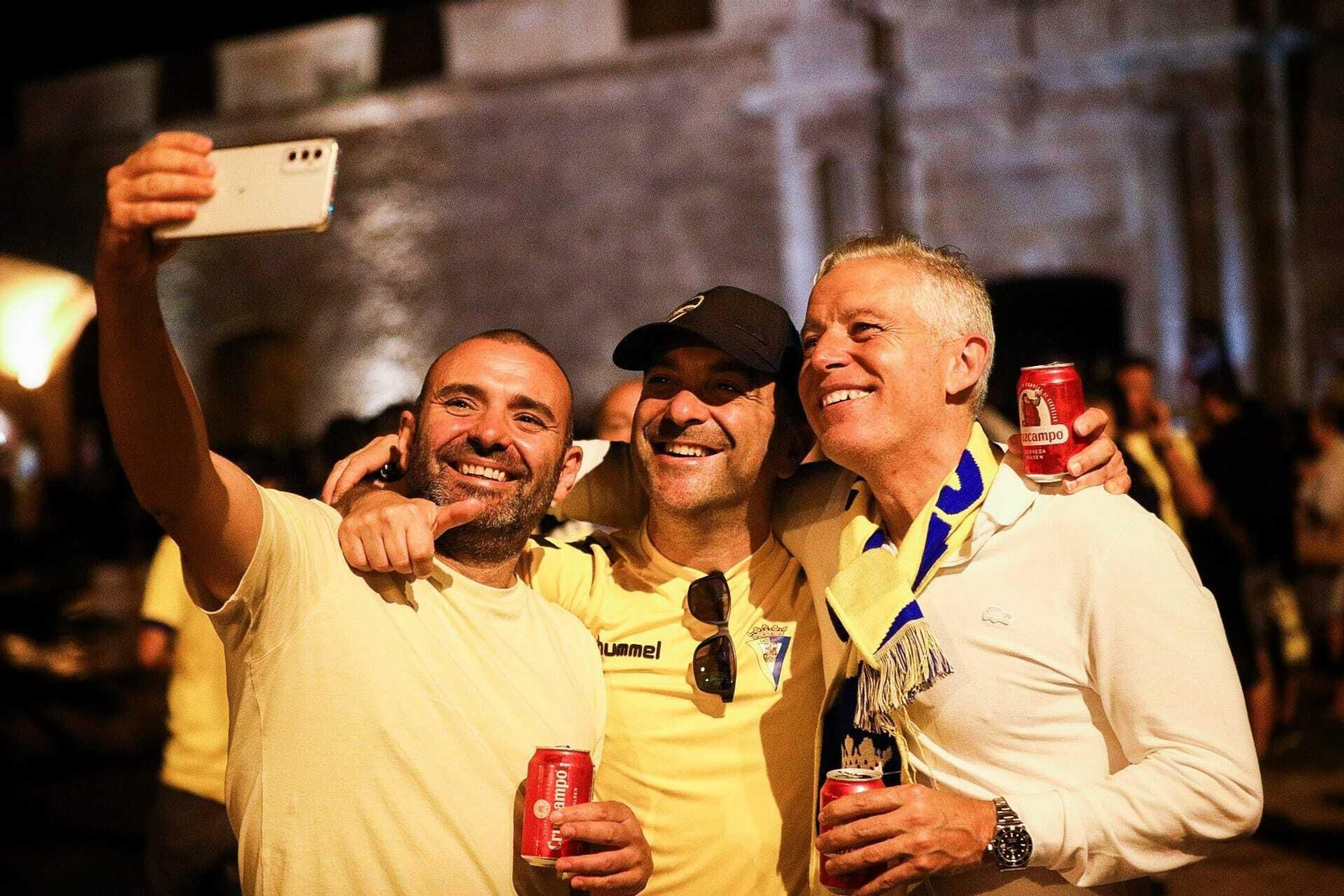 Aficionados del Cádiz celebran la permanencia en Puertas de Tierra.
