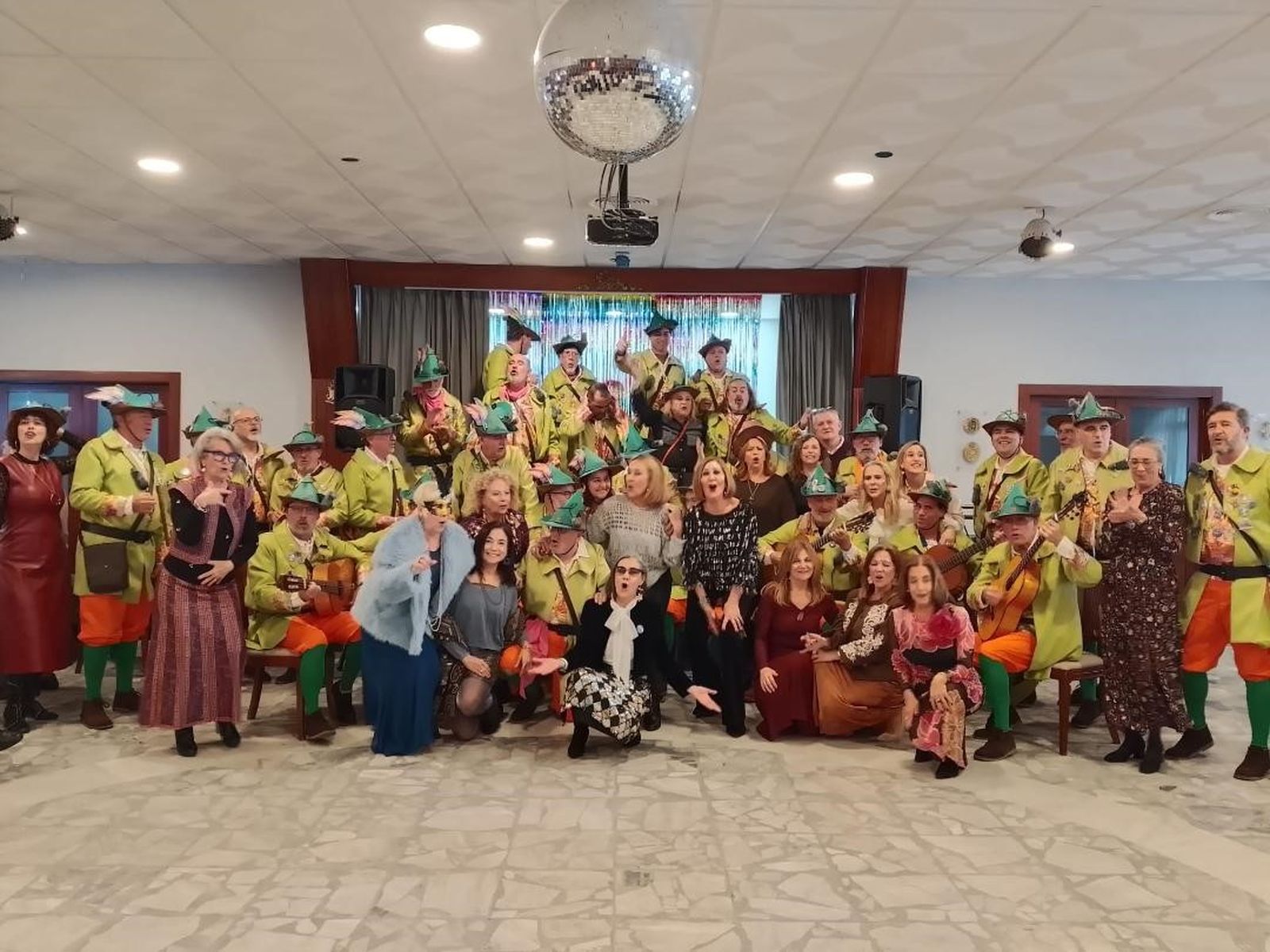 Componentes del coro callejero de Luis Frade ‘Los Matarratas’ con algunos miembros de la asociación isleña ‘Al Relente’ tras la celebración de la Gala del Carnaval 2026 en el Club Naval de Oficialdes de San Fernando.