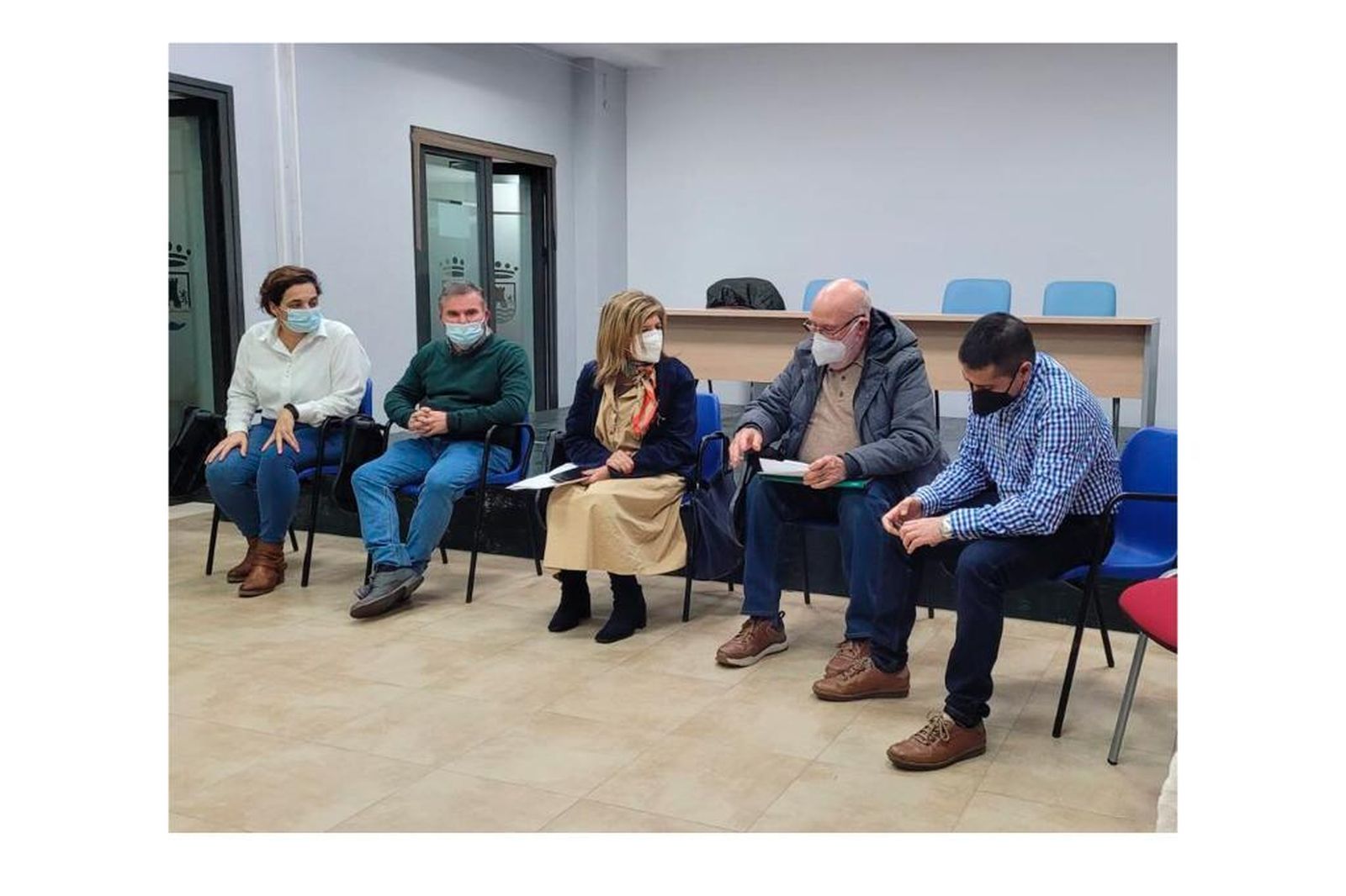 Reunión mantenida hace unos días en Chiclana por la delegada territorial de Salud con vecinos y grupos políticos.