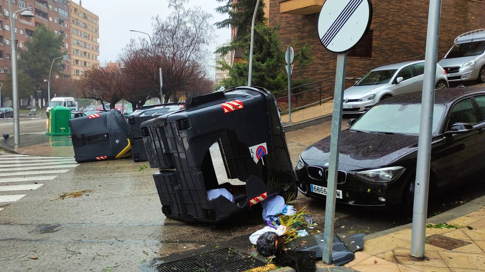 Los contenedores de basura han tomado vida propia en toda la ciudad, impactando con vehículos estacionados y dificultando el tráfico.
