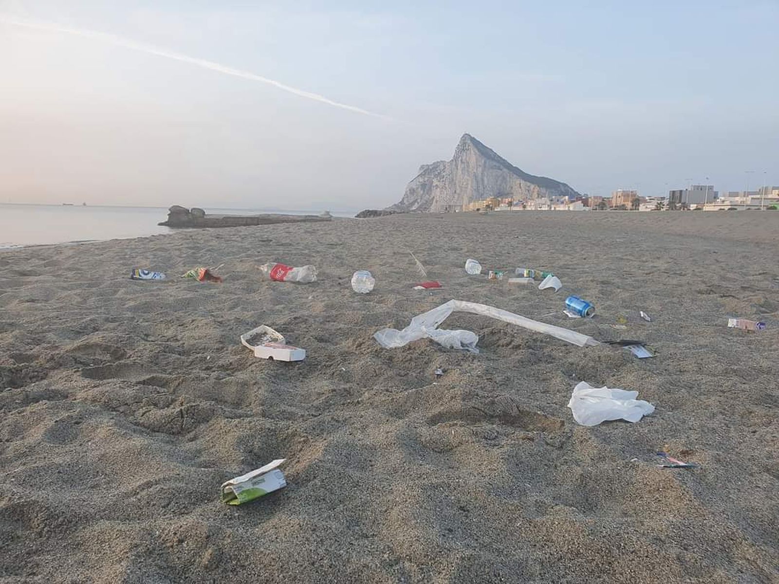 Residuos, en la playa de Levante de La Línea.
