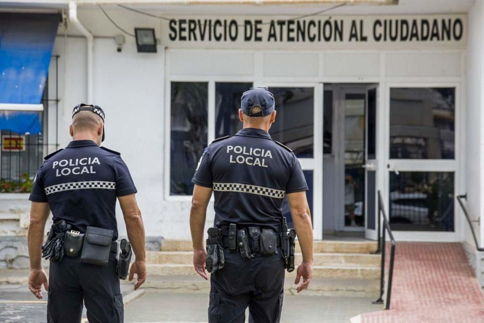 Dos agentes de la Policía Local de Torremolinos.
