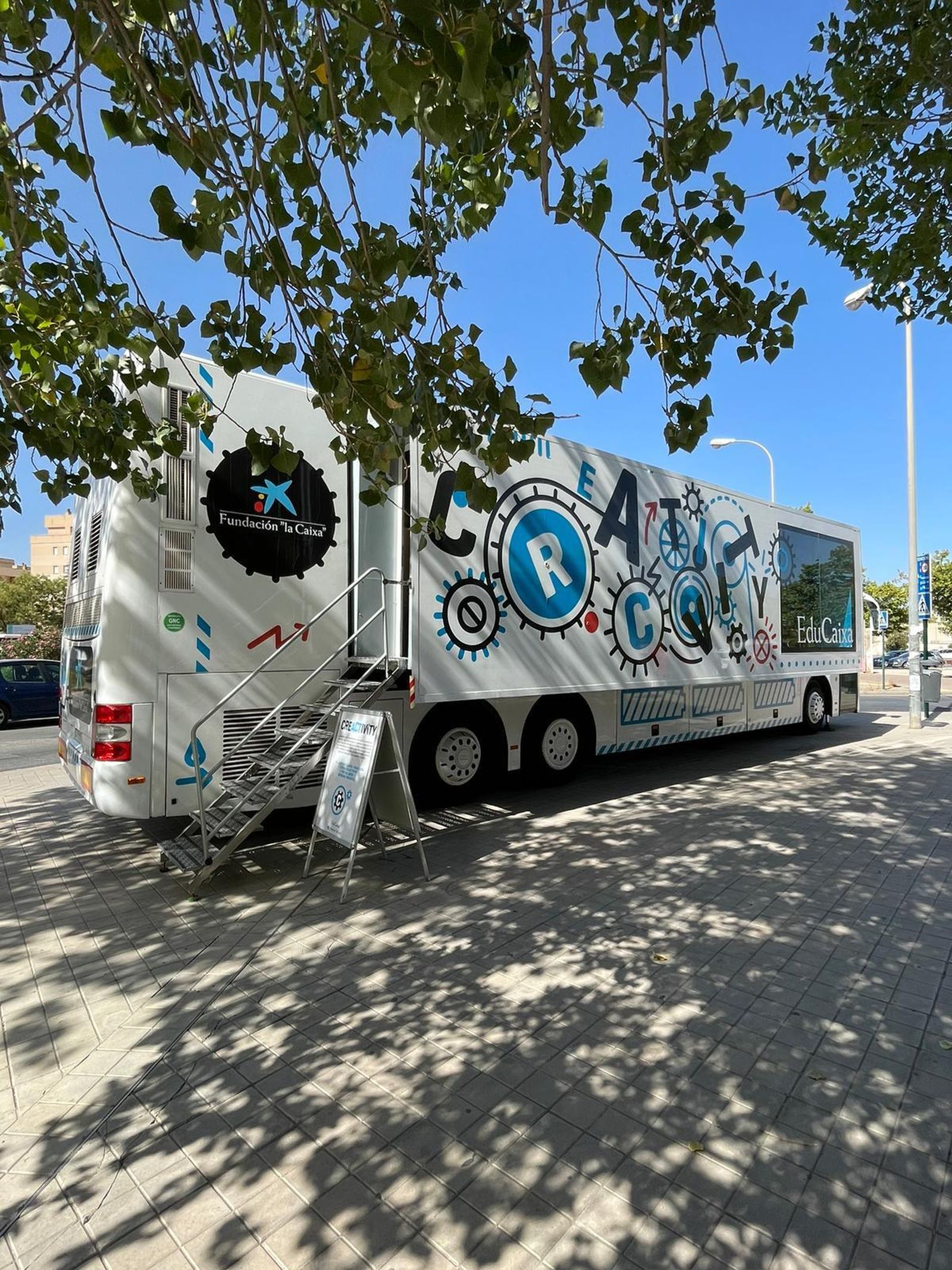 Imagen del autobús de Creactivity en la Avenida Joaquina Eguaras de Granada