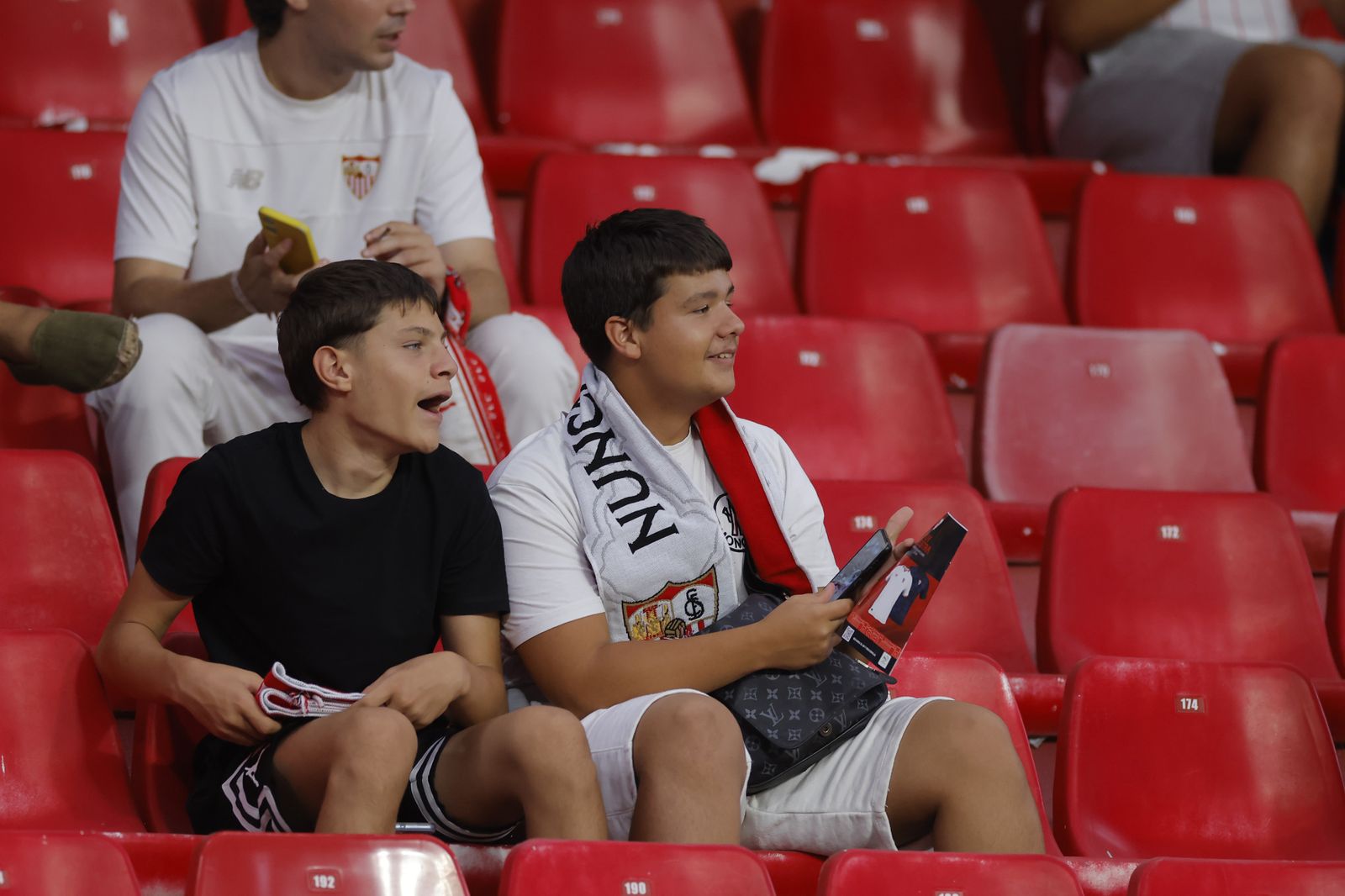 Búscate en las fotos del Sevilla fc-Girona