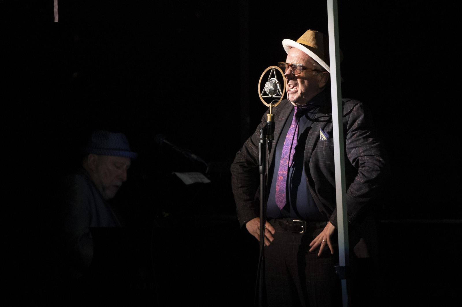 Así ha sido el concierto de Elvis Costello en Granada antes de su suspensión por la lluvia