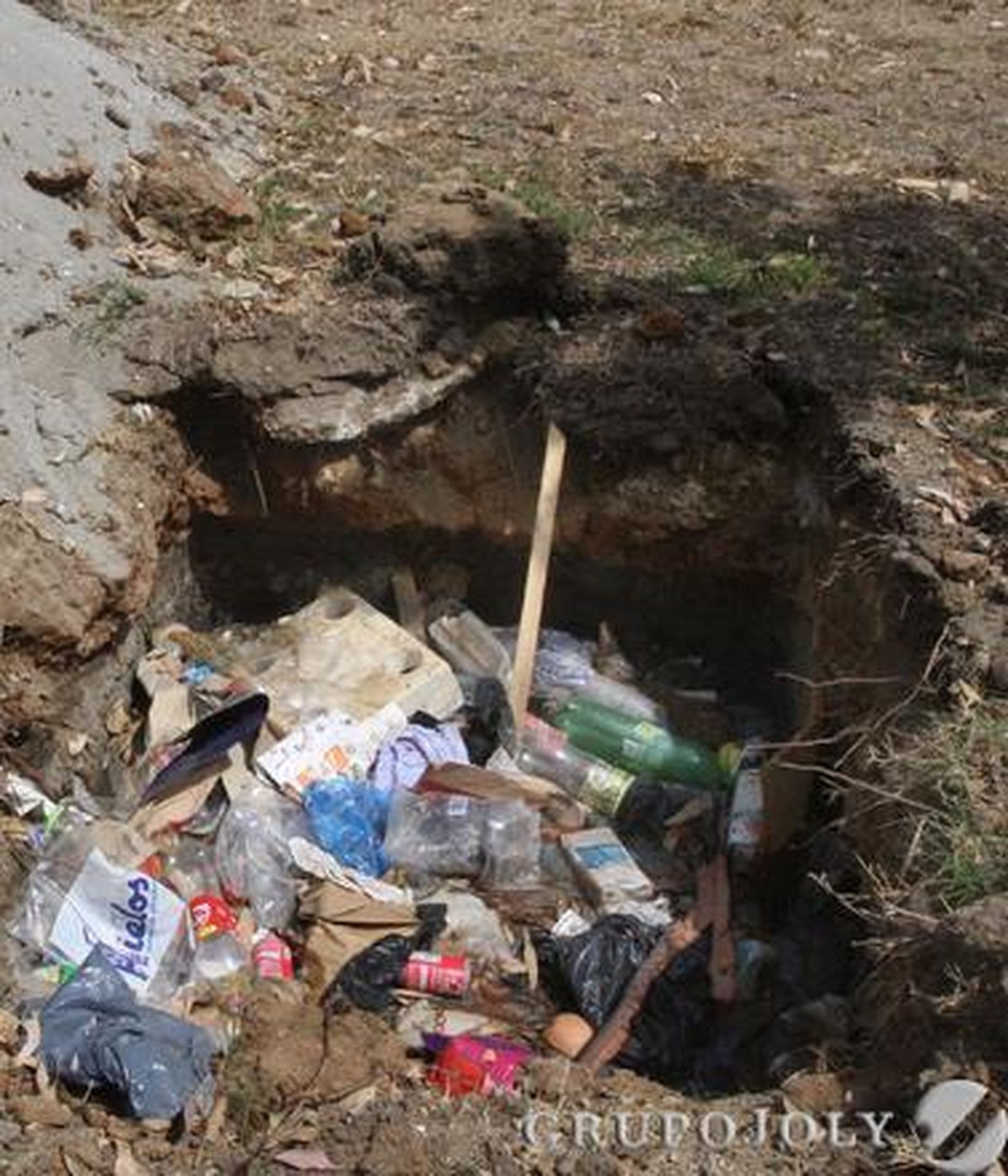 Otra imagen de los restos en un agujero.

Foto: Paco Guerrero