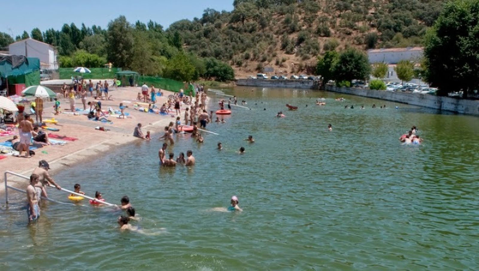 ¿Quién dijo que Sevilla no tiene playa? Así es el pueblo hispalense en el que podrás darte un chapuzón