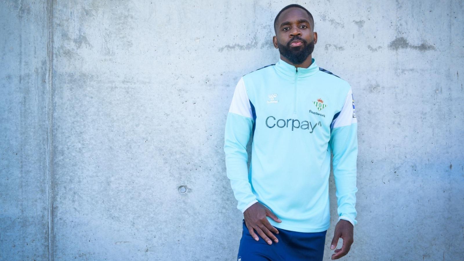 Bakambu posa en la Ciudad Deportiva Luis del Sol para Diario de Sevilla