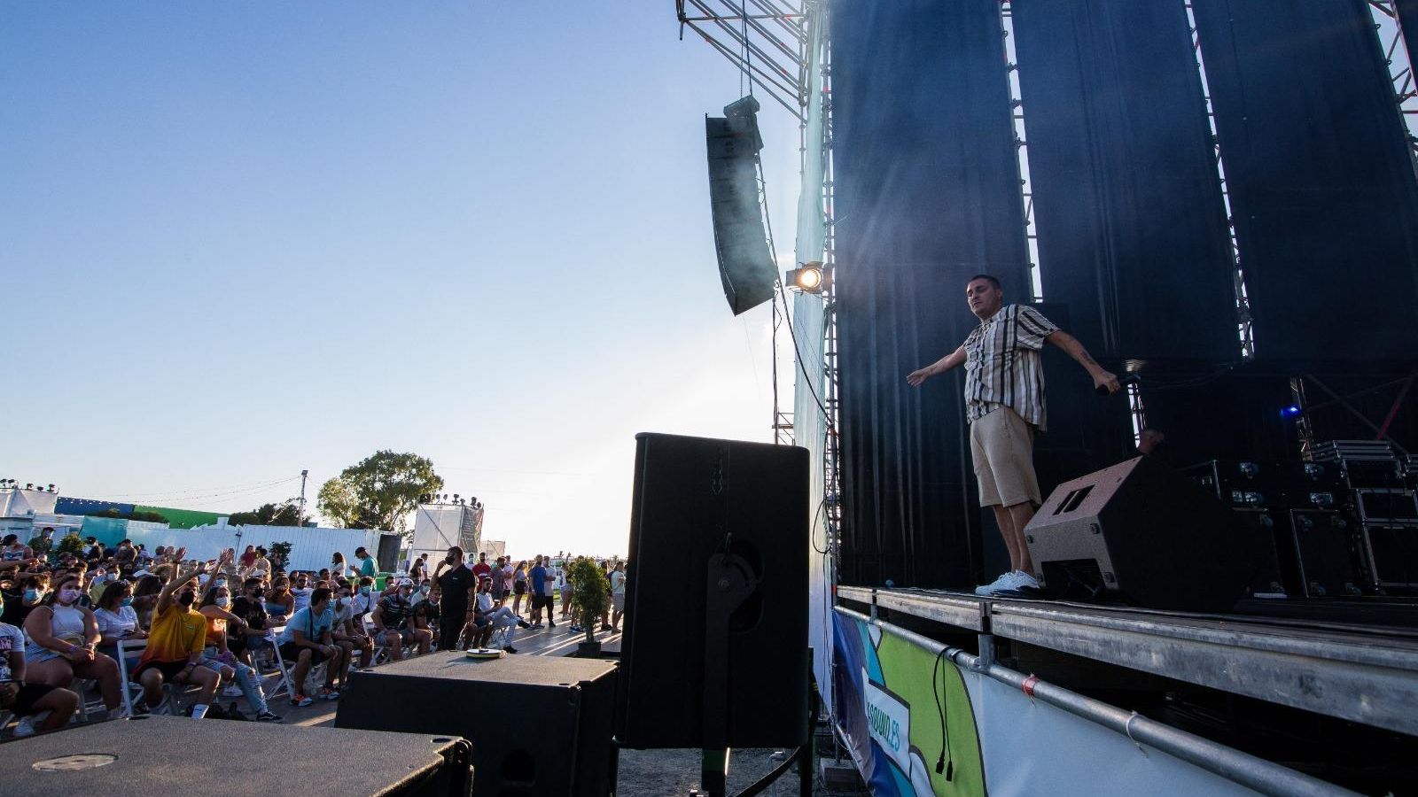 Ambkor actúa en el escenario del Bahía Sound.