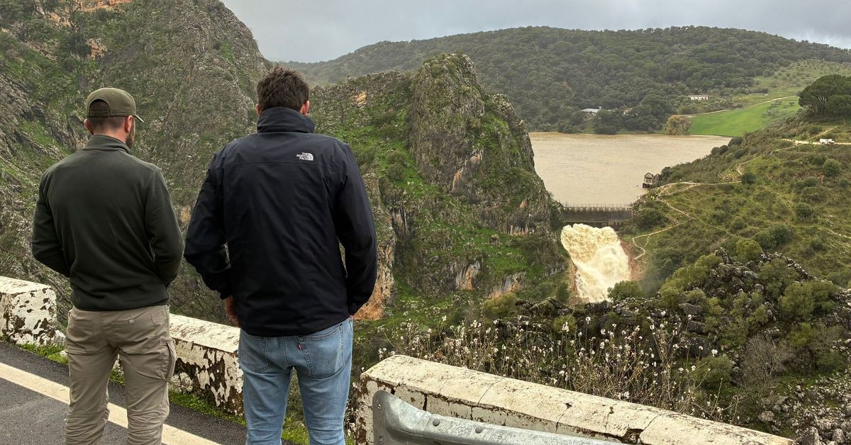 La presa de Montejaque desaguando tras alcanzar el límite de su capacidad, en imágenes