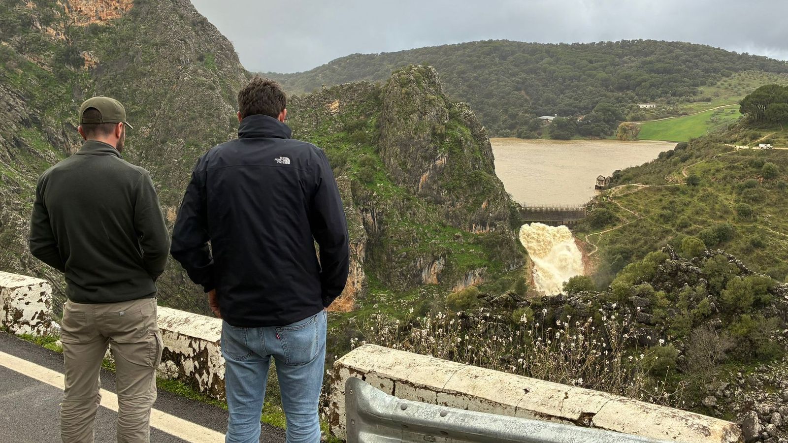 La presa de Montejaque desaguando tras alcanzar el límite de su capacidad